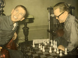Роберт Фишер родился 9 марта 1943 года в Чикаго. Отец - немец, мать - швейцарская еврейка. Когда мальчику было два года, отец оставил семью, вернувшись в Германию, а мать с детьми переехала в Бруклин. В шесть лет сестра научила Роберта играть в шахматы Роберт Фишер родился 9 марта 1943 года в Чикаго. Отец - немец, мать - швейцарская еврейка. Когда мальчику было два года, отец оставил семью, вернувшись в Германию, а мать с детьми переехала в Бруклин. В шесть лет сестра научила Роберта играть в шахматы