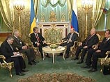 Вначале лидеры двух стран провели встречу в узком составе, причем длилась она более трех часов Вначале лидеры двух стран провели встречу в узком составе, причем длилась она более трех часов