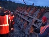 На месте ЧС работает восстановительная бригада станции Заозерная из 65 человек, восстановительный поезд станции Уяр, а также специалисты МВД и МЧС На месте ЧС работает восстановительная бригада станции Заозерная из 65 человек, восстановительный поезд станции Уяр, а также специалисты МВД и МЧС
