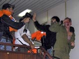 По мнению турецкой стороны, эти снимки свидетельствуют о том, что активисты "Флотилии свободы" проявляют заботу об израильтянах, раненных в результате оказанного им сопротивления По мнению турецкой стороны, эти снимки свидетельствуют о том, что активисты "Флотилии свободы" проявляют заботу об израильтянах, раненных в результате оказанного им сопротивления