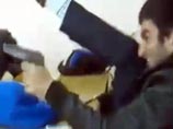 "Комсомольская правда" выяснила, что хулигана зовут Рамис Чандра и в прошлом году он окончил школу. Газета обратилась в милицию, где делом занялись с большой неохотой "Комсомольская правда" выяснила, что хулигана зовут Рамис Чандра и в прошлом году он окончил школу. Газета обратилась в милицию, где делом занялись с большой неохотой