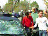 Драка проходила по "правилам" уличных боев - противники использовали друг против друга слезоточивый газ, бутылки с зажигательной смесью, а также железные пруты, ножи и цепи. Столкновения прекратились только после прибытия на место происшествия полиции Драка проходила по "правилам" уличных боев - противники использовали друг против друга слезоточивый газ, бутылки с зажигательной смесью, а также железные пруты, ножи и цепи. Столкновения прекратились только после прибытия на место происшествия полиции