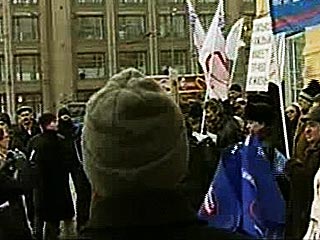 Порядка 200 человек пришли в субботу на Триумфальную площадь в Москве на митинг в поддержку возможного кандидата на пост президента России, писателя, бывшего диссидента Владимира Буковского