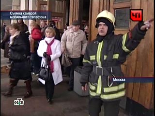 После взрывов, прогремевших в московской подземке 29 марта, спасателям и милиционерам было трудно попадать в метро из-за турникетов