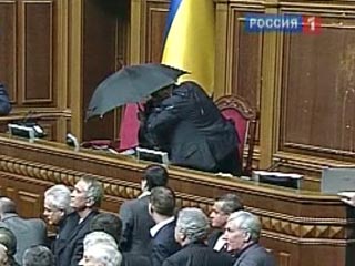Обсуждение в Верховной Раде ратификации договоренностей с Россией по газу и флоту вылилось в беспорядки, как и обещала украинская оппозиция