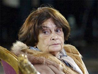 Восьмидесятитрехлетняя Ядвига Качиньская - мать погибшего в авиакатастрофе под Смоленском президента Польши - вышла из госпиталя и вернулась домой