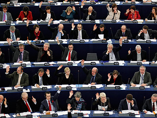 Европарламент вновь призывает власти России найти и привлечь к суду убийц российских журналистов и правозащитников, говорится в проекте резолюции, которая в четверг будет вынесена на голосование пленарного заседания ЕП