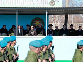 Дмитрий Медведев посетил расположение 45-го отдельного гвардейского ордена Александра Невского полка специального назначения Воздушно-десантных войск в подмосковной Кубинке