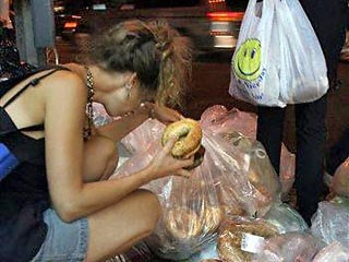 В западных странах часто можно видеть, как вполне адекватные на вид люди роются в мусорных баках в поисках пищи. Непосвященному человеку на ум сразу придет мысль о "ступенях вниз, которых никто не считает", однако это не так