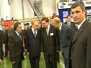Президент РФ Владимир Путин в четверг побывал в столице Мордовии Саранске. Российский президент посетил завод "Цветлит" и принял участие в церемонии открытия памятника адмиралу Ушакову