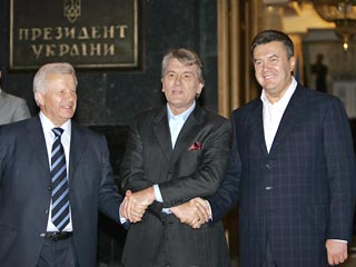 По итогам переговоров президента Украины, председателя Верховной Рады и премьер-министра принято совместное заявление о неотложных мерах, направленных на разрешение политического кризиса путем проведения внеочередных выборов в Верховную Раду Украины