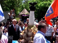Севастопольцы создали рекордный 200-килограммовый памятник Затопленным кораблям из мороженого - и тут же съели его