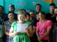 Жители таежного бурятского поселка Россошино Баунтовского района пожаловались президенту РФ Владимиру Путину, что из-за соседства с иногородней нефритодобывающей компанией - ООО "Забайкальское горнорудное предприятие"(ЗГРП), которая является дочерней компанией госкорпорации "Ростех", - эвенкам стало негде охотиться и рыбачить Жители таежного бурятского поселка Россошино Баунтовского района пожаловались президенту РФ Владимиру Путину, что из-за соседства с иногородней нефритодобывающей компанией - ООО "Забайкальское горнорудное предприятие"(ЗГРП), которая является дочерней компанией госкорпорации "Ростех", - эвенкам стало негде охотиться и рыбачить