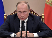 Истцы требуют признать незаконным бездействие главы государства, который, являясь гарантом Конституции, "не реагирует и не принимает мер по прекращению грубых и систематических нарушений конституционных прав", происходящих по делу ФБК