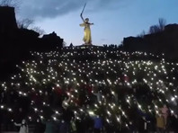 Волгоградских учителей, врачей и других работников бюджетной сферы в добровольно-принудительном порядке сняли в клипе в поддержку президента на Мамаевом кургане Волгоградских учителей, врачей и других работников бюджетной сферы в добровольно-принудительном порядке сняли в клипе в поддержку президента на Мамаевом кургане